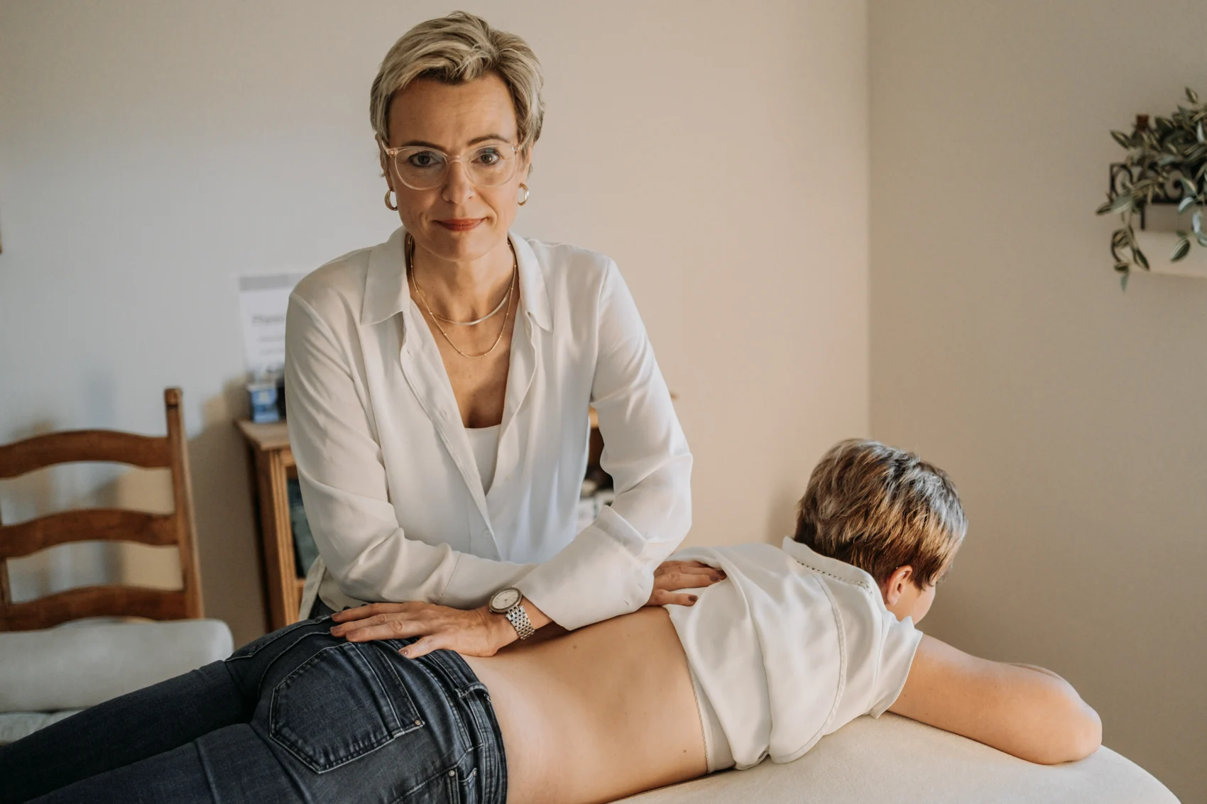 Astrid Früchtl bei einer physiotherapeutischen Behandlung